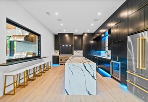 Kylskåp, mikrovågsugn, ugn och spishäll