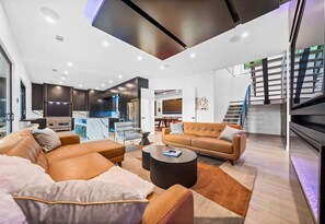 Smart TV, fireplace - Luxe Escape, Sleeps 24, Heated Pool, Putting Green (Hot Springs)
