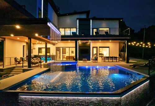 Luxe Escape, Sleeps 24, Heated Pool, Putting Green