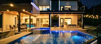 Luxe Escape, Sleeps 24, Heated Pool, Putting Green