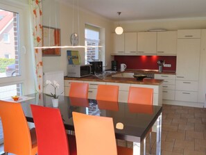 Casa | Cucina privata | Forno, bollitore elettrico, tostapane, seggiolone