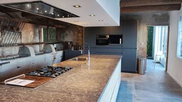 House | 7 bedrooms, individually furnished