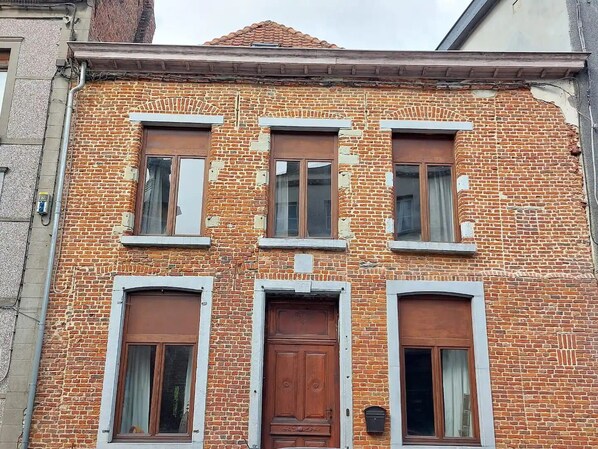 A two-story brick building with three windows on the ground floor and two on the upper floor. - Good-humored homes (Enghien)