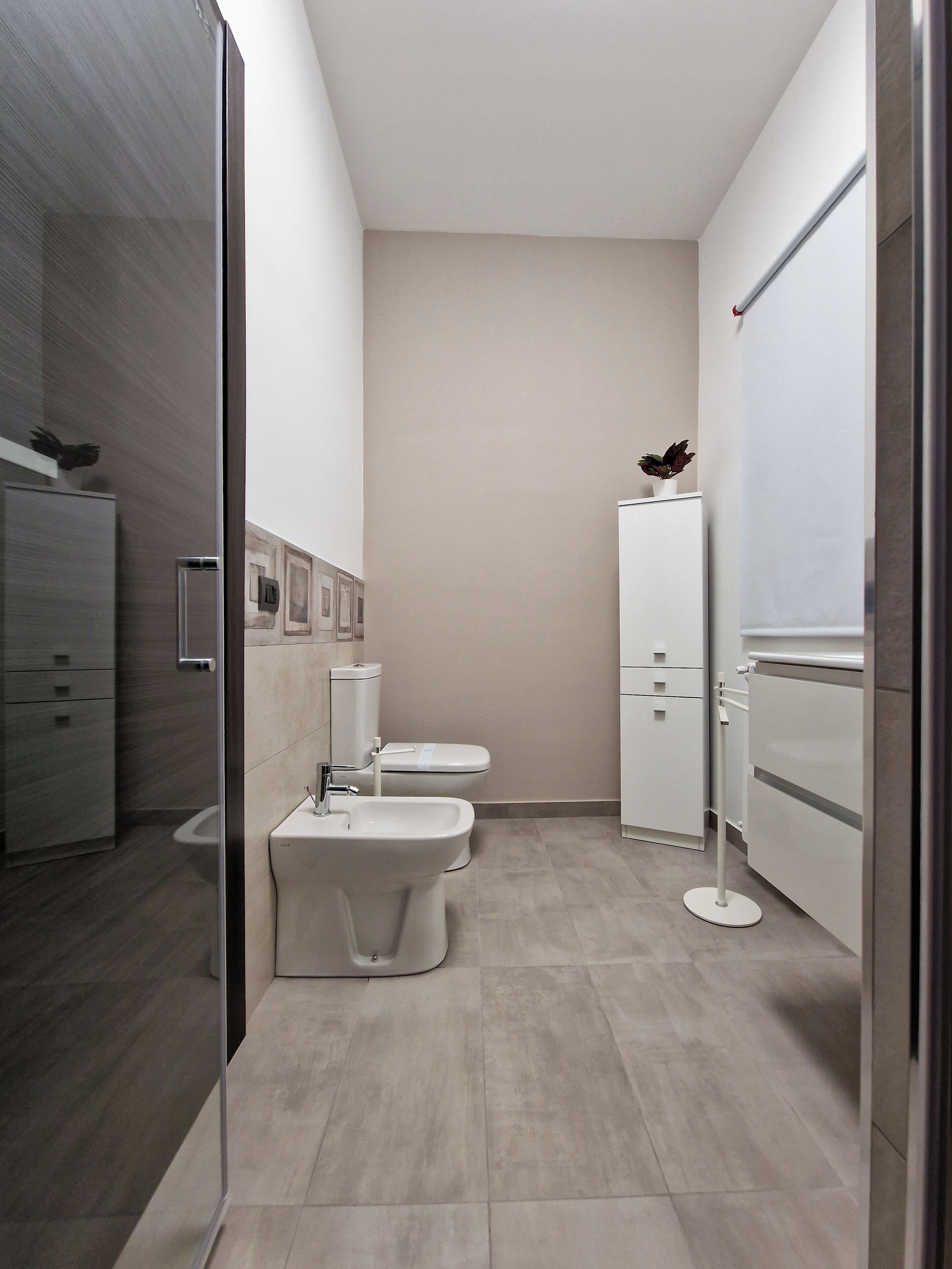 Een douche, gratis toiletartikelen, een haardroger, badjassen