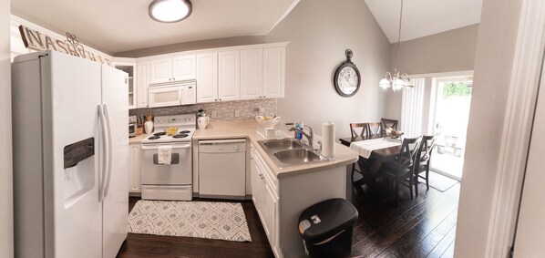 Fridge, microwave, oven, stovetop - An Extended Stay In a Cozy & Peaceful Haven 15 Minutes From Downtown Nashville (Nashville)
