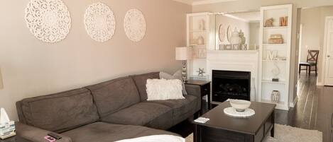 Smart-TV, Kamin, Bücher