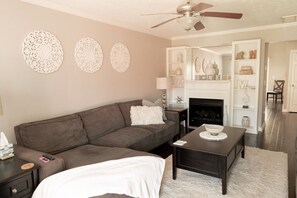 Smart TV, fireplace, books - An Extended Stay In a Cozy & Peaceful Haven 15 Minutes From Downtown Nashville (Nashville)