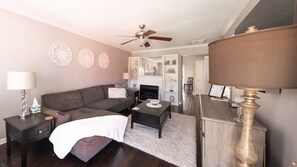 TV connectée, cheminée, livres