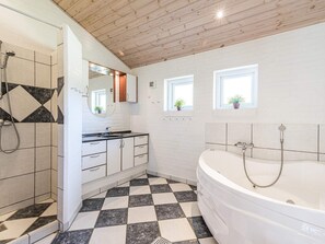 House | Bathroom - 8 Person Holiday Home in Blavand (Blavand)