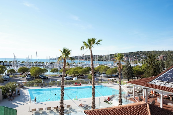 Una piscina al aire libre de temporada