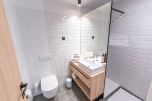 Shower, free toiletries, hair dryer, towels - Sea Resort Marina Portoroz (Piran)