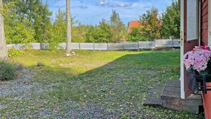 A gravel pathway leading to a white picket fence, surrounded by greenery and trees. - 6 Person Holiday Home in Vingaker (Vingåker)