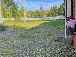 A gravel pathway leading to a white picket fence, surrounded by greenery and trees. - 6 Person Holiday Home in Vingaker (Vingåker)