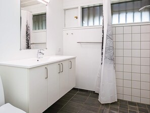 House | Bathroom - 6 Person Holiday Home on a Holiday Park in Karrebaeksminde (Karrebæksminde)