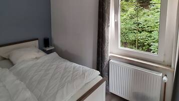 Apartment | 2 bedrooms, individually furnished, bed sheets