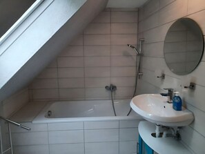 Apartment | Bathroom | Towels - Lakeside Family Escape (Schleiz)