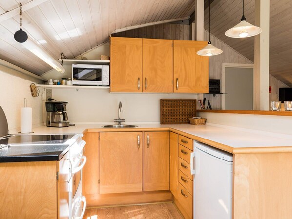 House | Private kitchen - 5 Person Holiday Home in Blavand (Blavand)
