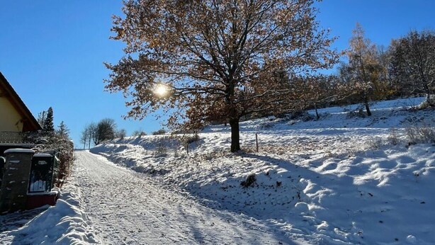 A snow-covered rural road with a clear sky. - Place to Be Modern Retreat (Georgenthal)