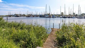 Un puerto deportivo con numerosos veleros amarrados a la orilla.