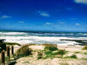A beach with waves, a wooden fence, and a concrete structure. - 4 Star Holiday Home in Hjorring (Hjørring)