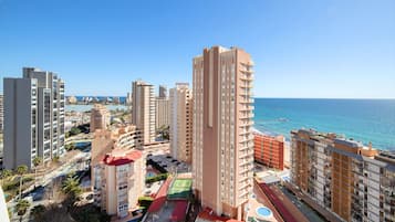 Un immeuble de grande hauteur doté de nombreux balcons, d’une piscine sur le toit et offrant une vue sur l’océan.