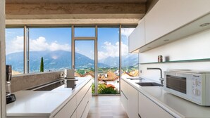 Eine moderne Küche mit Blick auf die Berge.