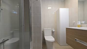 Suihku, hiustenkuivaaja, bidee, pyyhkeet