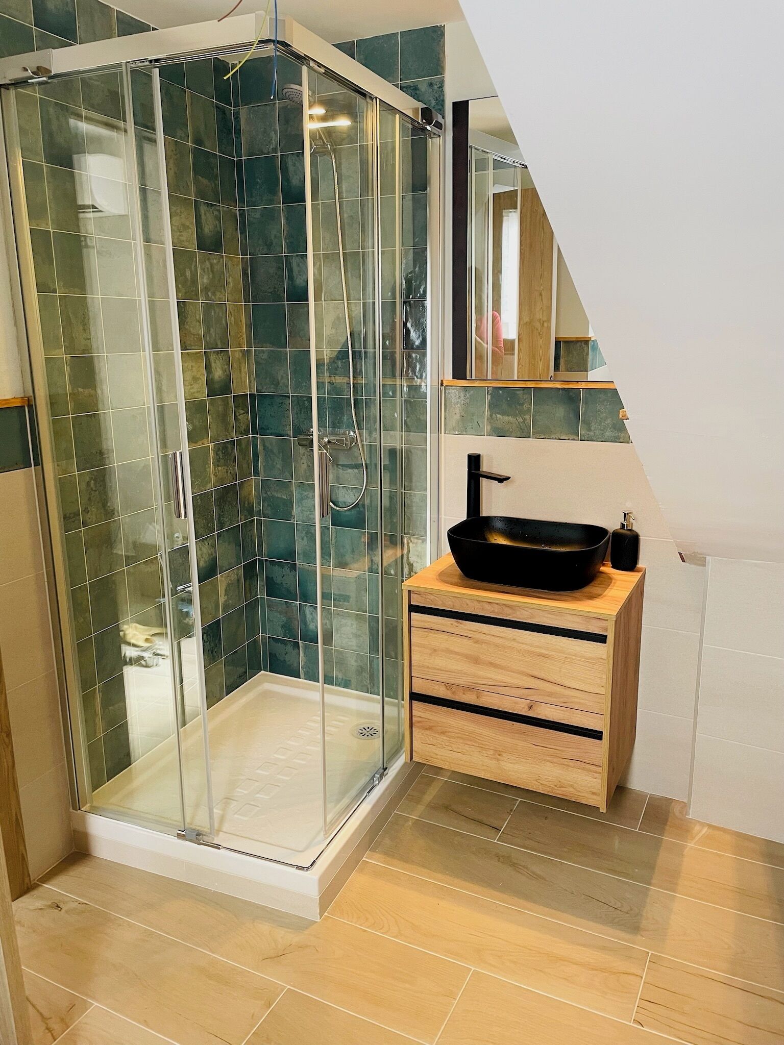 淋浴设施、按摩浴缸、吹风机、毛巾