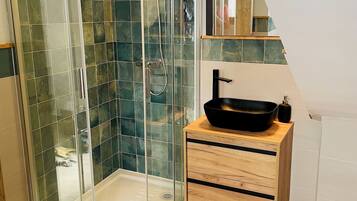 Dutxa, banyera d'hidromassatge, assecador de cabells i tovalloles