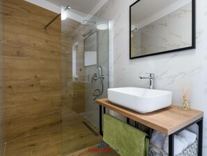 Villa | Badezimmer | Dusche, Haartrockner