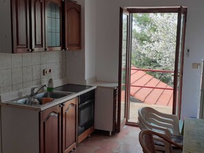 Appartamento | Cucina privata | Frigorifero, microonde, forno, piano cottura
