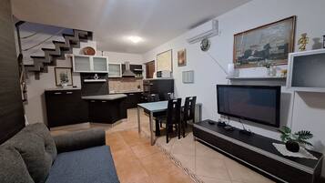 House | Private kitchen | Electric kettle, highchair