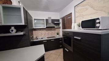 House | Private kitchen | Electric kettle, highchair