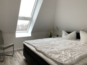 4 bedrooms, individually furnished, iron/ironing board - Casa Fortuna Modern Retreat (Goehren-Lebbin)