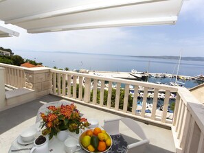Dining - Apartments & Room Vesna - Superior Studio Apartment With Terrace and Sea View (Brela)