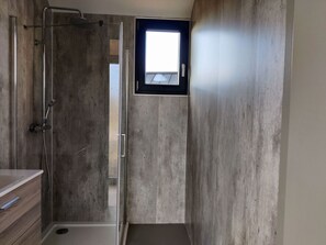 Chalet | Badkamer | Een douche