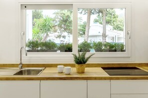 Geladeira, micro-ondas, fogão, cooktop