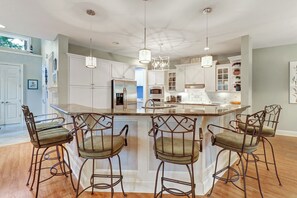 Casa, várias camas, cozinha, vista para o jardim (2 Genoa Court) | Cozinha privada | Geladeira, micro-ondas, fogão, cooktop