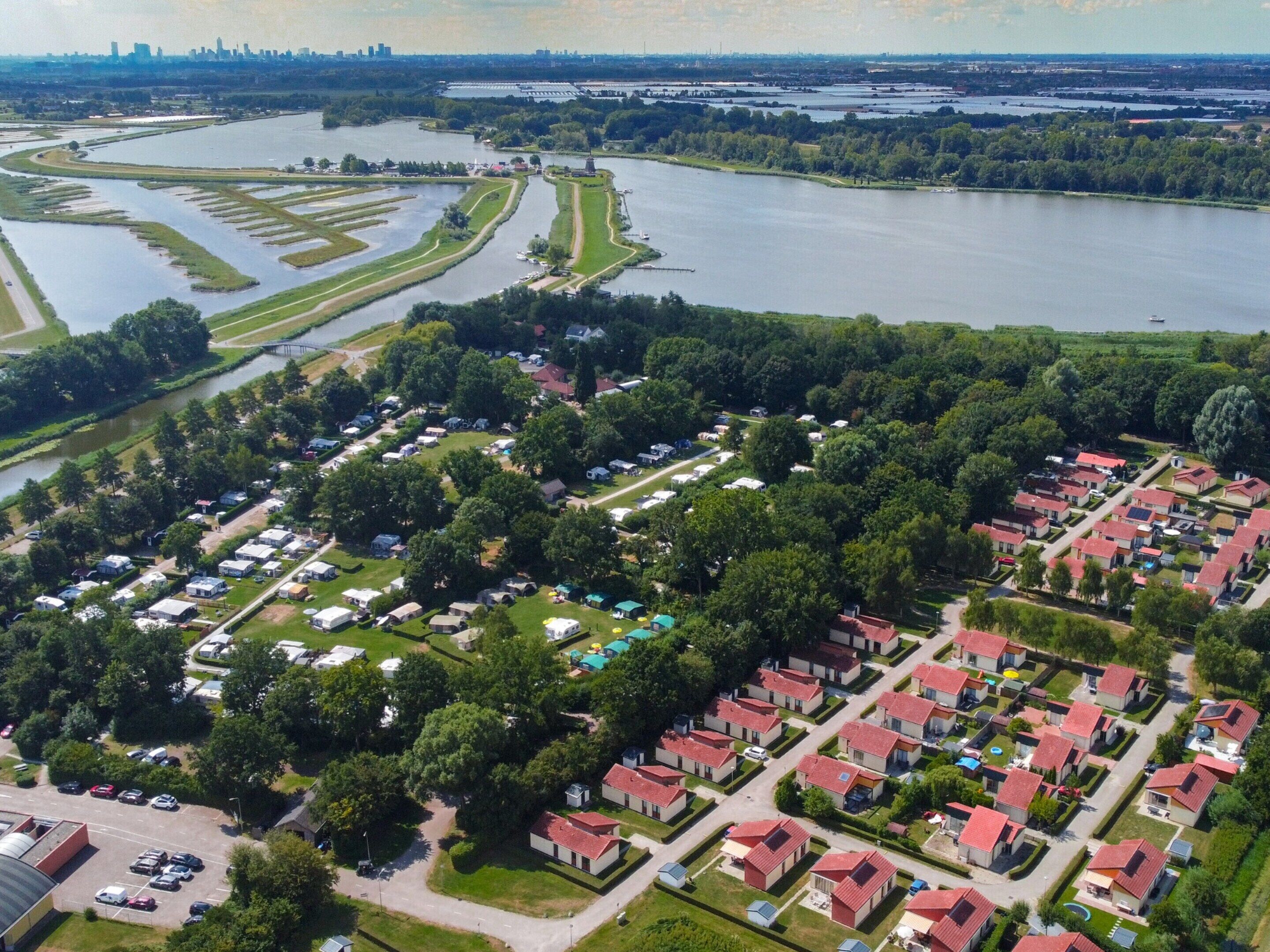 Une vue aérienne d’un quartier résidentiel avec des maisons et une grande étendue d’eau.