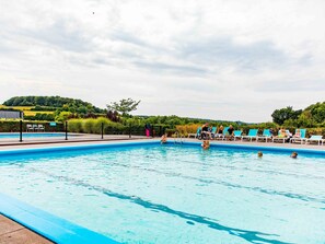 Chalet | Zwembad | Een buitenzwembad en een verwarmd zwembad