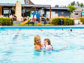 Alpehytte | Basseng | Utendørsbasseng og et oppvarmet basseng