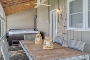 Outdoor dining - Cozy Beach house in Cape May, Jacuzzi, Game Room, Family and Pet Friendly  (Lower Township)