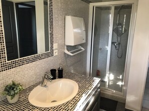 Dusche, Haartrockner, Seife, Toilettenpapier
