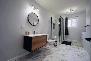 Dusche, Handtücher, Seife, Toilettenpapier