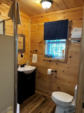 Dusj, hårføner, håndklær og såpe