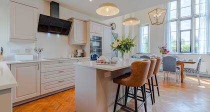 Old Laundry - a sudeley castle cottage that sleeps 12 guests in 6 bedrooms