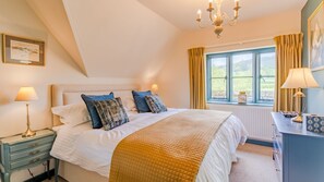 6 bedrooms, desk, iron/ironing board, travel cot