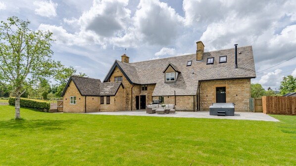 A stone house with a large lawn and a barbecue area. - Old Laundry -  a Sudeley Castle cottage that sleeps 12 guests in 6 bedrooms (Winchcombe)