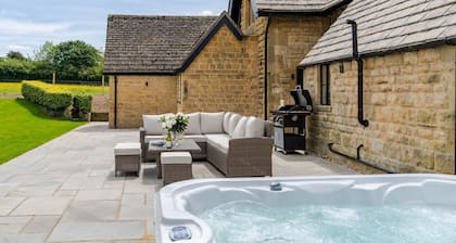 Old Laundry - a Sudeley Castle cottage that sleeps 12 guests in 6 bedrooms
