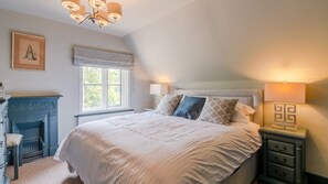 6 室のベッドルーム、デスク、アイロン / アイロン台、旅行用ベビーベッド